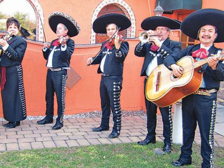 Mariachis en cumple de 80 